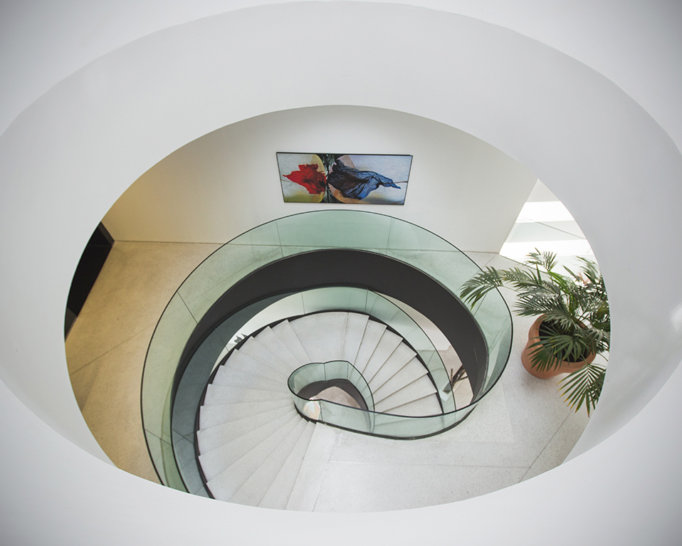 Vista cenital de una escalera en forma de caracol